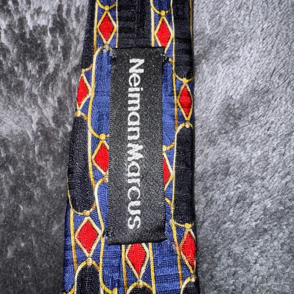 Neiman Marcus Mens Silk Tie Blue Red Diamond Geometric Hand Made in Spain 60in